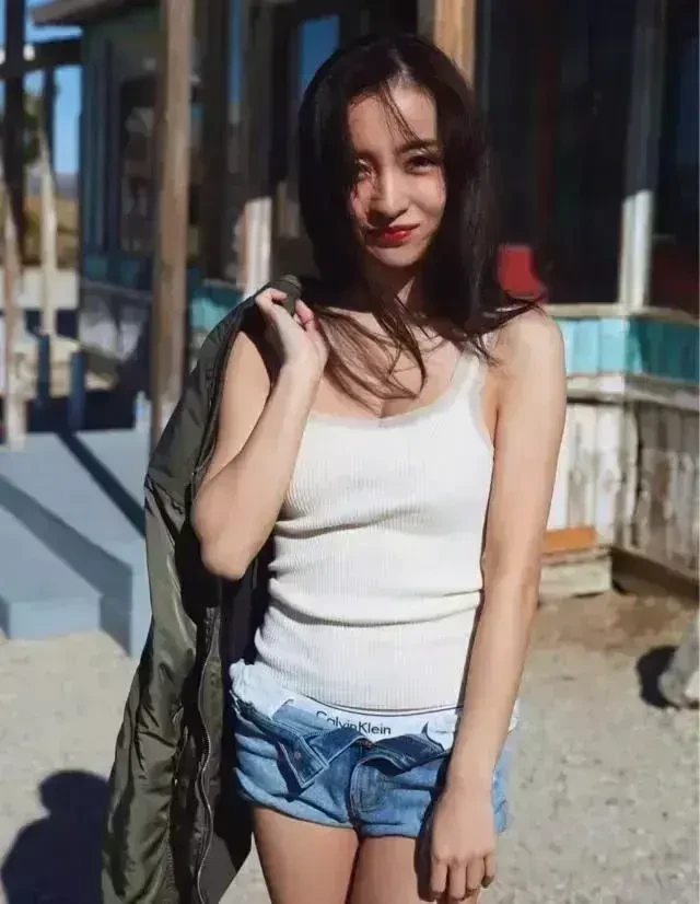 宅男们最喜欢的虎牙女神：板野友美高清图集-九鬼社 - 二次元飞机杯排行榜与推荐